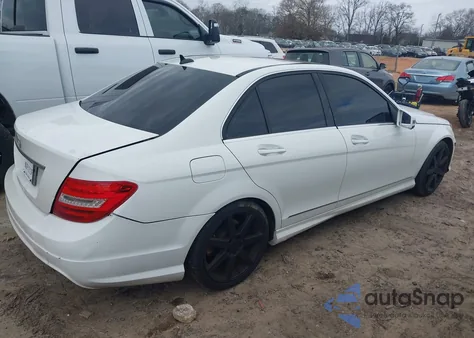 2014 Mercedes-Benz C-Class C 250 Sport z USA, uszkodzony, nr VIN WDDGF4HB5EG228123